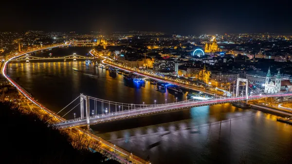 Panorámica nocturna del río que atravieas Budapest