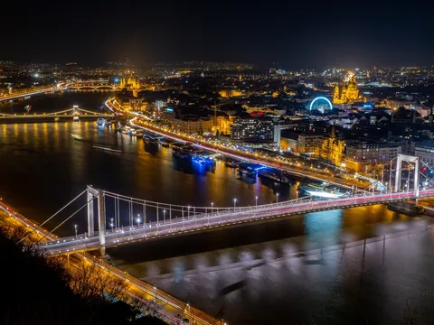Panorámica nocturna del río que atravieas Budapest