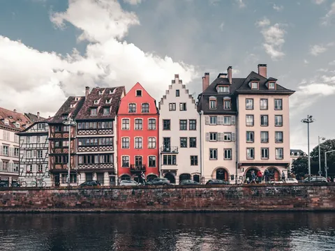 Casas tradicionales alsacianas junto al río Ill, Estrasburgo, Francia