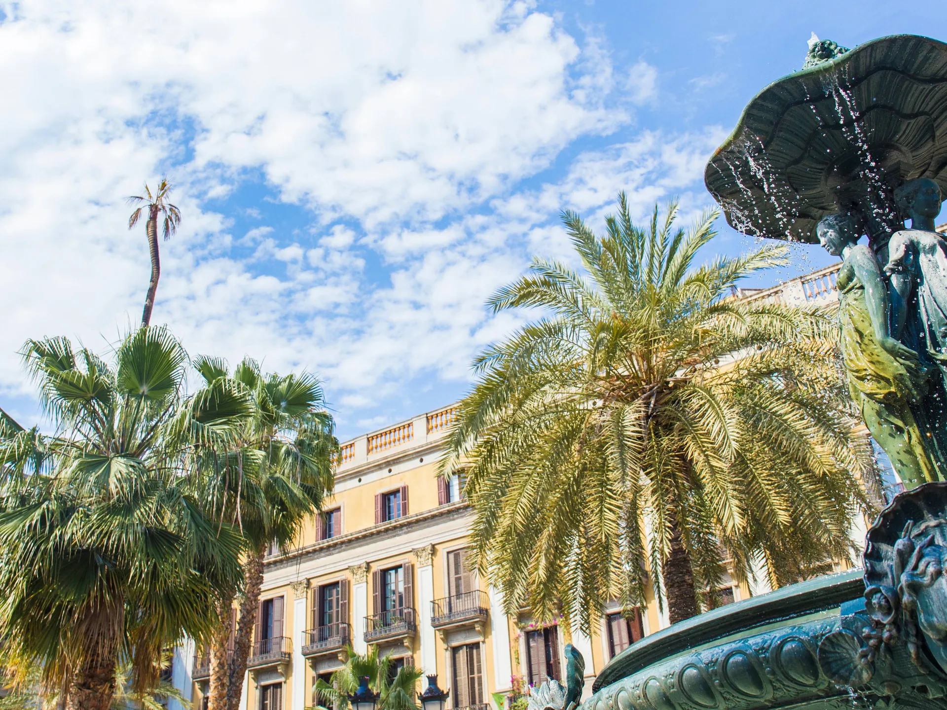 Plaça Reial - Barrio Gótico - Qué ver en Barcelona - Guía de viaje Barcelona - Buendía Tours