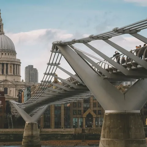 El Puente del Milenio con peatones y la cúpula de la Catedral de San Pablo al fondo en Londres
