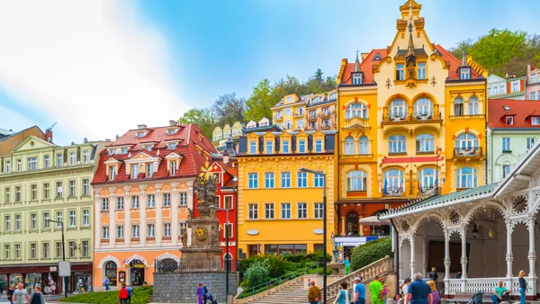 Edificios balnearios de colores vibrantes en la orilla del río de Karlovy Vary.