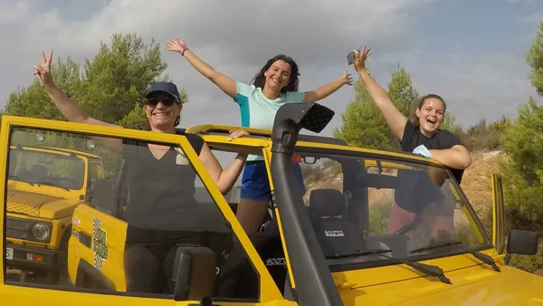 Turistas disfrutando del recorrido en 4x4 descapotable por el Parque Natural de la Calderona.