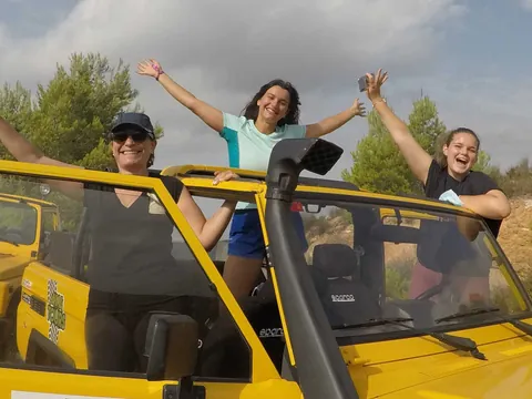 Turistas disfrutando del recorrido en 4x4 descapotable por el Parque Natural de la Calderona.