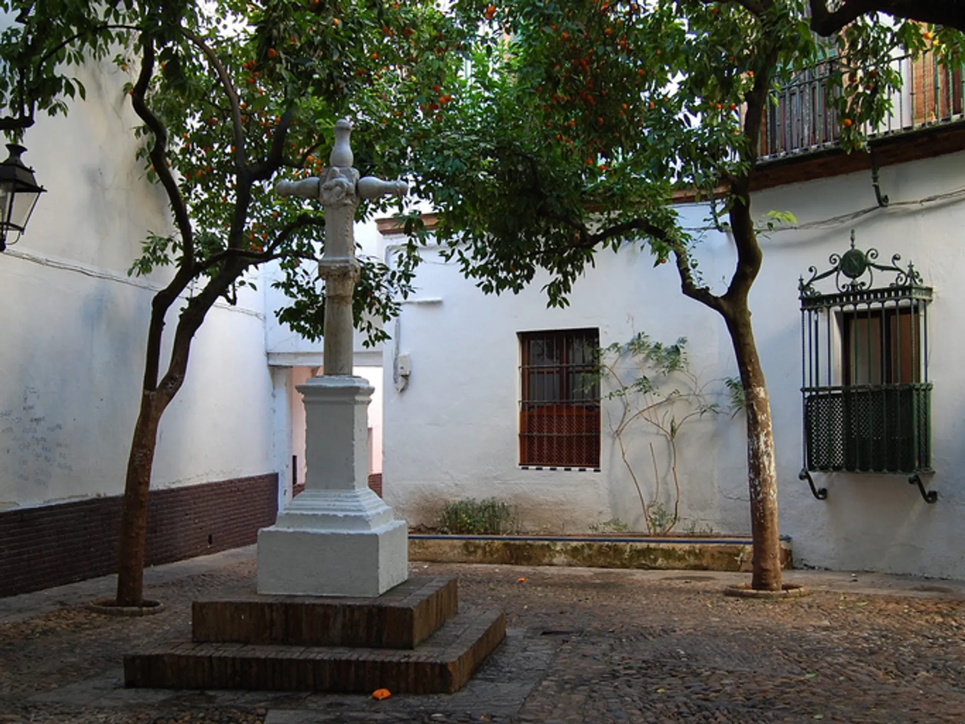 Plaza Santa Marta - Qué ver en Sevilla - Guía de viaje Sevilla - Buendía Tours