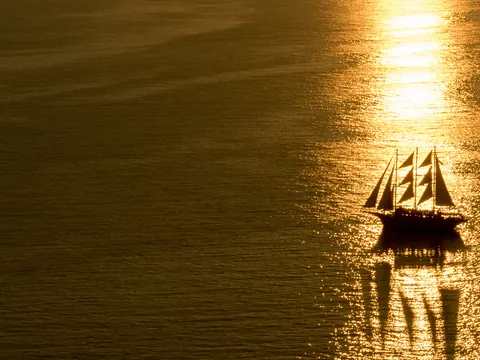 Paseo en barco por las islas volcánicas de Santorini con cena