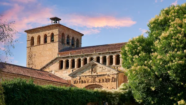 Colegiata de Santa Juliana al atardecer en Santillana del Mar