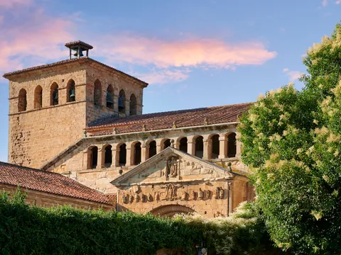 Colegiata de Santa Juliana al atardecer en Santillana del Mar