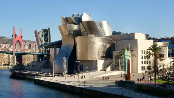 Museo Guggenheim Bilbao y la ría en una visita guiada por la ciudad