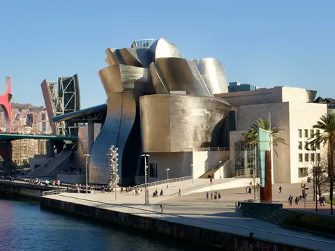 Museo Guggenheim Bilbao y la ría en una visita guiada por la ciudad