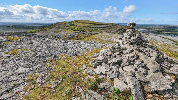 Montículo de piedras (cairn) en el paisaje de El Burren, Irlanda