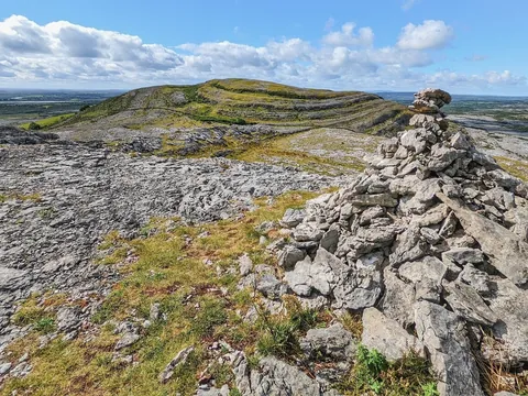 Montículo de piedras (cairn) en el paisaje de El Burren, Irlanda