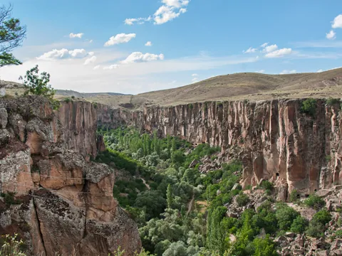 Cañón de Ihlara en Turquía, valle verde con altas paredes rocosas