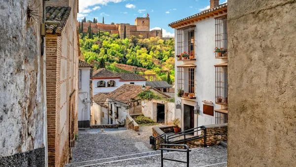 Vista de la Alhambra desde una calle del Albaicín, Granada