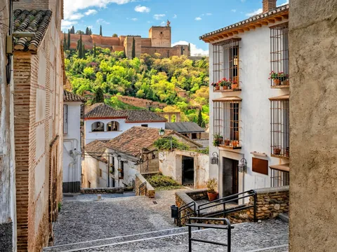 Vista de la Alhambra desde una calle del Albaicín, Granada
