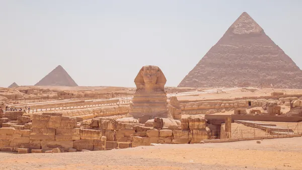 vista Esfinge y Piramide de Guiza tour a las Piramides de Guiza Saqqara y Menfis excursiones y Actividades en el Cairo