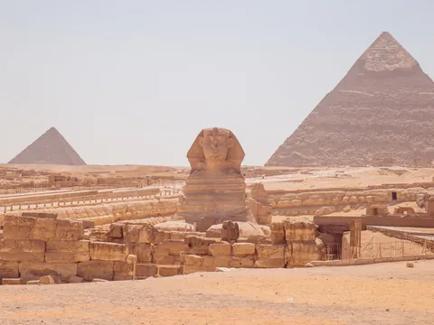 vista Esfinge y Piramide de Guiza tour a las Piramides de Guiza Saqqara y Menfis excursiones y Actividades en el Cairo