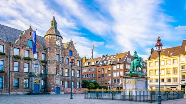 Plaza del Mercado con el Ayuntamiento y la estatua a Wilhem I.