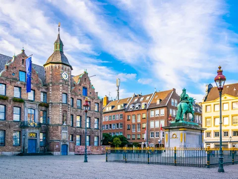 Plaza del Mercado con el Ayuntamiento y la estatua a Wilhem I.