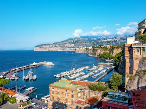Vistas del golfo de Nápoles desde Sorrento, una localidad famosa en la costa italiana.