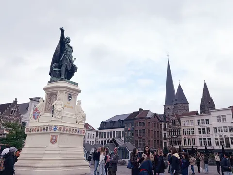 estatua de Jacob Van Artevelde en plaza Vrijdagmarkt Gante Bélgica