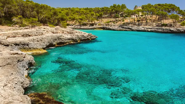 Aguas y costa rocosa en el Parque Natural de Mondragó, Mallorca
