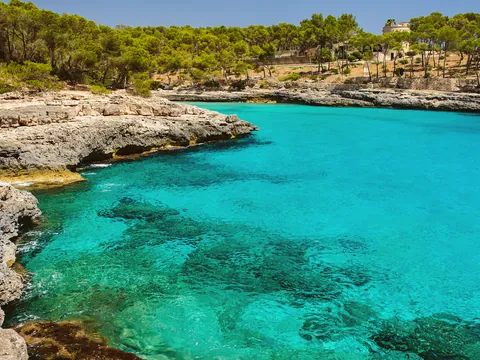 Aguas y costa rocosa en el Parque Natural de Mondragó, Mallorca
