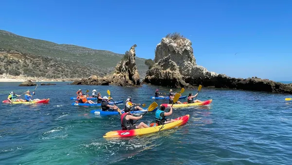 Remando entre aguas turquesa y acantilados de ensueño en Arrábida.