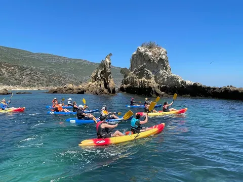Remando entre aguas turquesa y acantilados de ensueño en Arrábida.