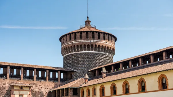 Torre del Castillo Sforzesco en el centro histórico de Milán