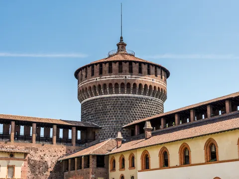 Torre del Castillo Sforzesco en el centro histórico de Milán