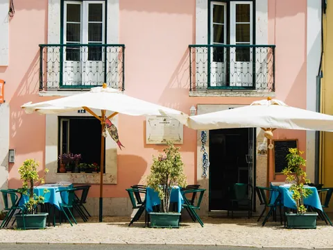 Terraza de una cafetería en el centro de Lisboa, Portugal.