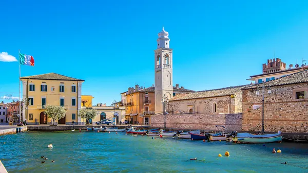 Durante el tiempo libre, puedes pasear por el puerto de Lazise.