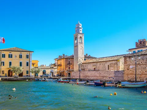 Durante el tiempo libre, puedes pasear por el puerto de Lazise.