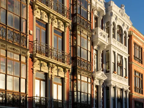 Balcones y fachadas modernistas del centro histórico de Avilés