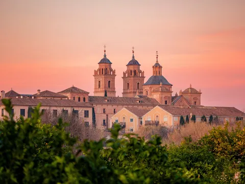 Atardecer rosado sobre las torres del Monasterio de los Jerónimos, Murcia