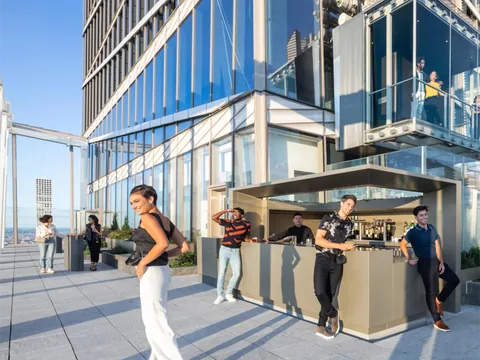 Jóvenes en la terraza del Summit one vanderbilt