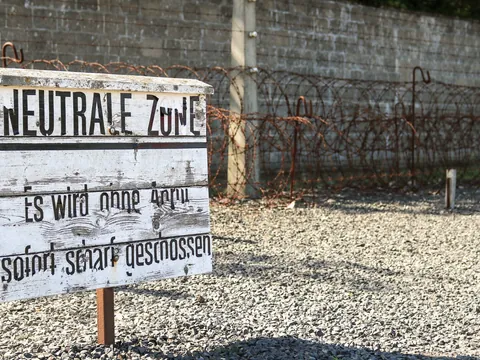 Cartel de zona neutral y alambre de púas en el campo de concentración de Sachsenhausen