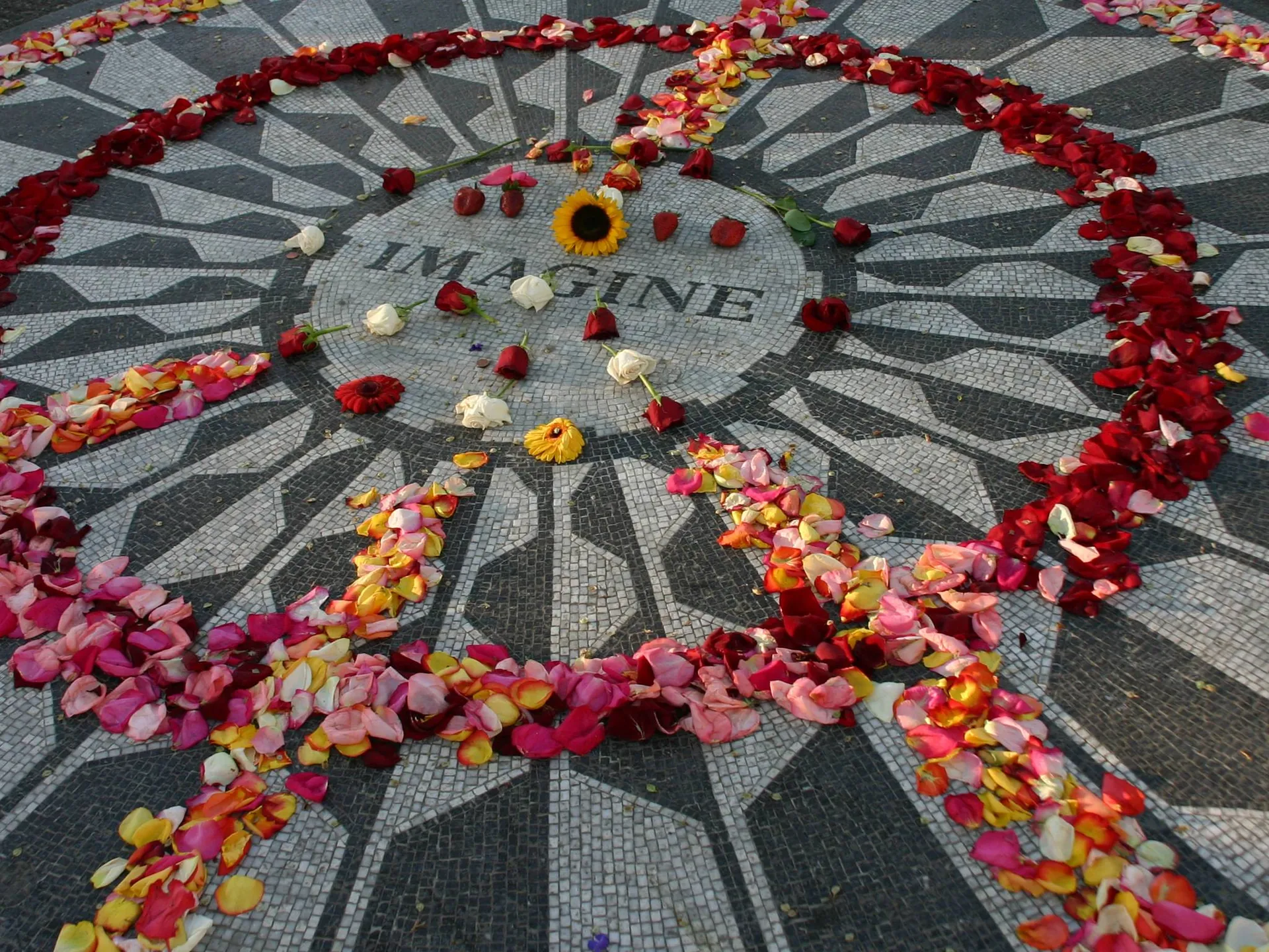 Strawberry Fields en Central Park - Edificio Dakota - Qué ver en Nueva York - Guía de viaje Nueva York - Buendía Tours
