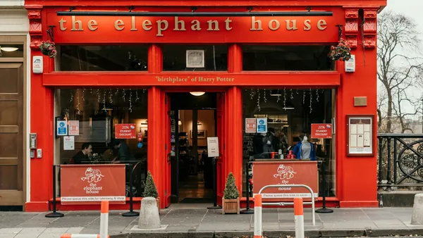 The Elephant House, cafetería roja icónica de Edimburgo donde J.K. Rowling escribió Harry Potter