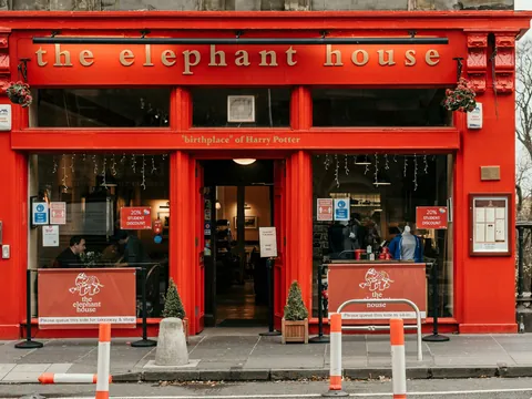 The Elephant House, cafetería roja icónica de Edimburgo donde J.K. Rowling escribió Harry Potter