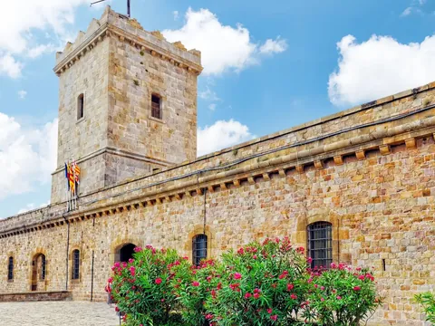 Torre y muralla de piedra del Castillo de Montjuïc