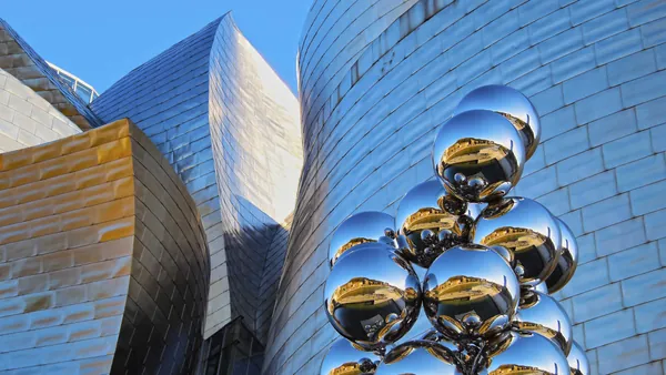Museo Guggenheim Bilbao y la escultura ‘Reflexión de Robert Indiana’ en primer plano