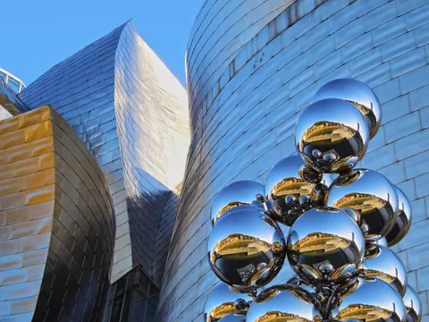 Museo Guggenheim Bilbao y la escultura ‘Reflexión de Robert Indiana’ en primer plano
