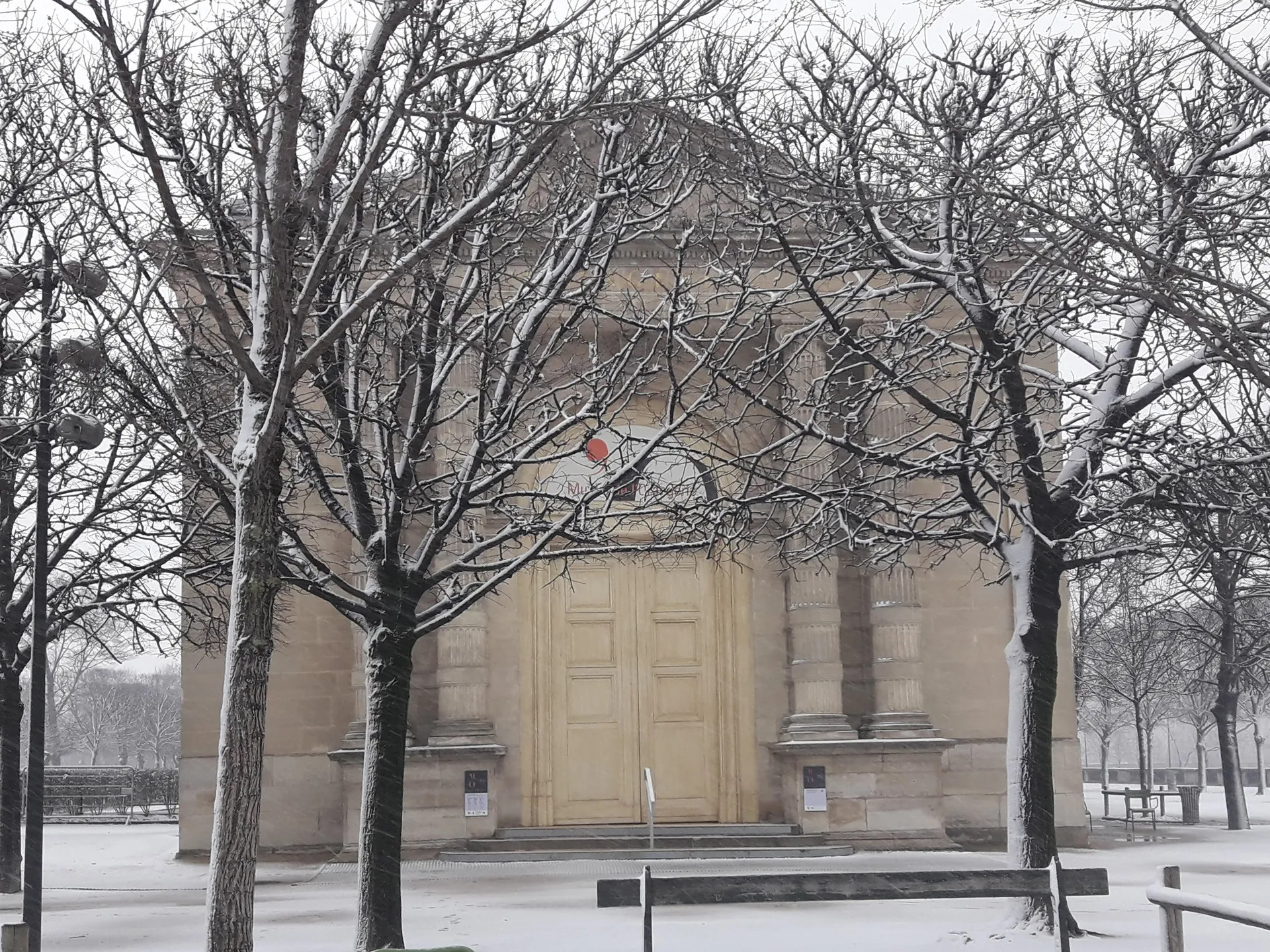 Museo de la Orangerie en invierno nevado