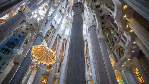 Interior de la Sagrada Familia en Barcelona, templo declarado Patrimonio de la Humanidad