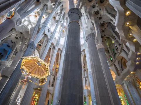 Interior de la Sagrada Familia en Barcelona, templo declarado Patrimonio de la Humanidad