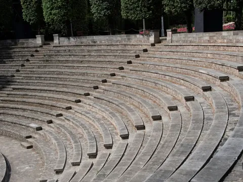 Gradas de piedra del Teatre Grec en los jardines de Montjuïc, Barcelona