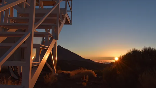 Escaleras para subir a lo alto del observatorio de Tenerife.