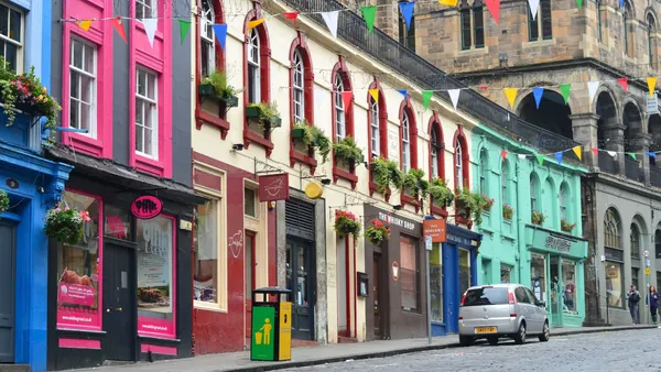 Fachadas de colores en Victoria Street, una de las calles más pintorescas de Edimburgo.
